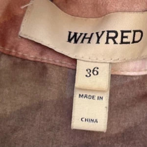 Skjorta Whyred  - Blus/ skjorta från Whyred i mjukt tyg. Provad på hemma men inte använd ute. 