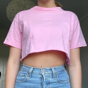 Rosa t-shirt från BikBok - Säljer denna croppade rosa t-shirt från BikBok i storlek XS, den är inte riktickt min stil längre! Nypris är 149 kr och jag säljer den för 89 kr + 29 kr frakt!❣️