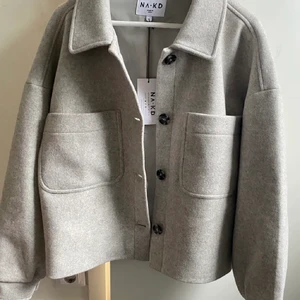 Jacka - ❗️BUDA från 630 i kommentarerna, budet för 850 är oseriöst❗️Tänkte kolla intresset på denna oanvända jacka från NA-KD. Sitter jätte snyggt oversized. Nypris 879