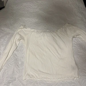 Tröja  - Ribbad off-shoulder tröja  Storlek L men passar M också 