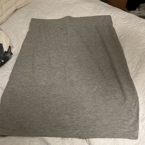 Kjol - Åtsittande kjol Fint skick!  Storlek M men passar L också  Ny pris 100  Köparen står för frakt 