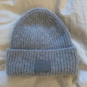 Carin Wester mössa  - Fin grå mössa från Carin Wester,  varm och gosig & passar toppen nu till vintern! (Köparen står för frakt)