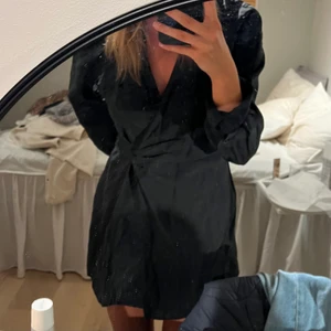 Långärmad klänning zara - Jätte snygg klänning med fina detaljer, knappar i ärmarna och resår i midjan 