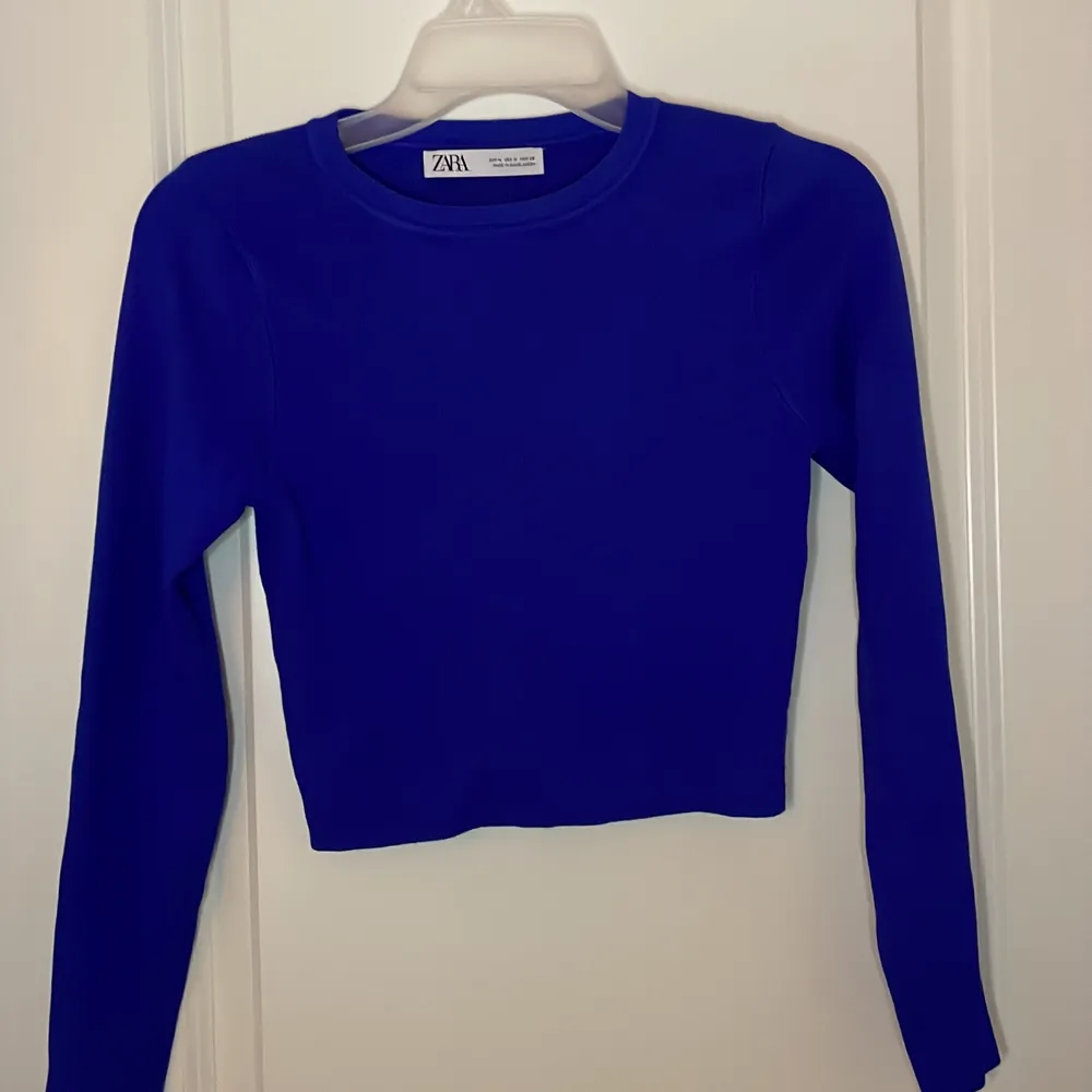 Jag säljer nu min jättefina blåa tröja från Zara i storlek M. Tröjan kan också användas som S💘 aldrig använd👚💘. Tröjor & Koftor.