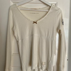 Odd Molly Topp - Säljer min fina Odd Molly-topp eftersom den inte kommer till användning. Den är i väldigt bra skick och har använts ett fåtal gånger🤍🤍 storleken är i 1/S och är ”true to size”