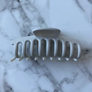 Grå hårklämma  - Grå hårklämma, aldrig använd💕