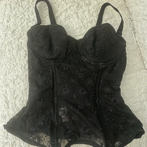 Svart korsett - Sötaste Camilla Thulin korsetten som jag har behållt länge men den passar helt enkelt inte mig 💔 Står ingen storlek på lappen men skulle säga att storleken är 80-85 C-D. Hör av er vid frågor och kom med prisförslag🫶