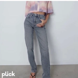Zara jeans  - Hej! Säljer dessa zara mid waist jeans! Superfin färg! Säljer för 250kr ink frakt! Dom har slitningar längts ner annars fint skick❤️
