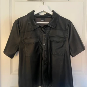 Svart skinnskjorta  - Från Gina Tricot. Storlek M. Använd 2-3 gånger! 80 kr + frakt