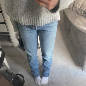 snygga jeans från zara i storlek 36 💙💙 skriv för mer bilder