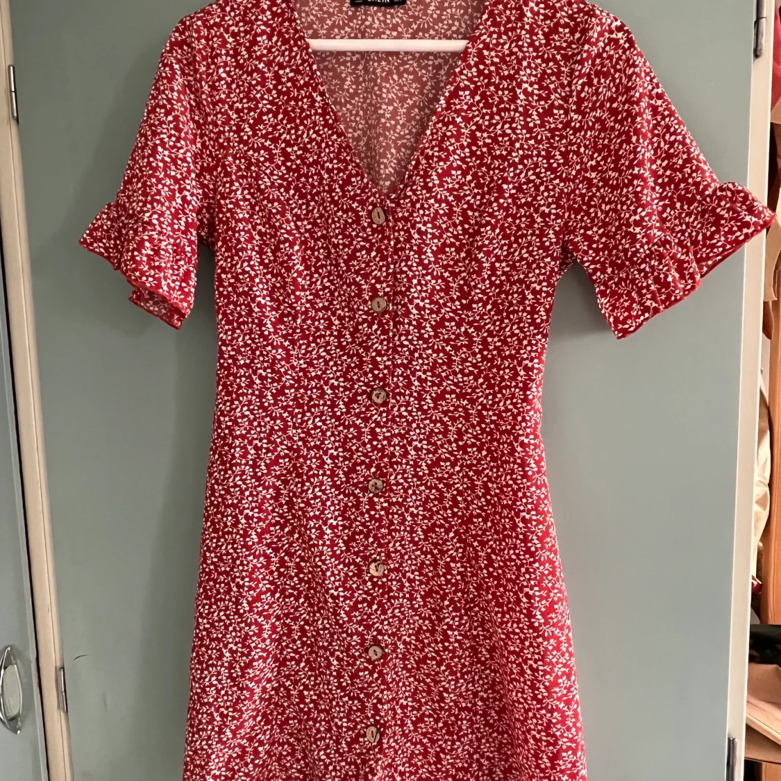 Röd blommig klänning storlek S - 90