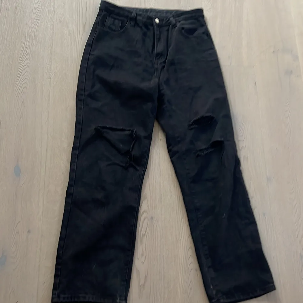 Jätte fina slitna svarta jeans helt oanvända. Jeans & Byxor.
