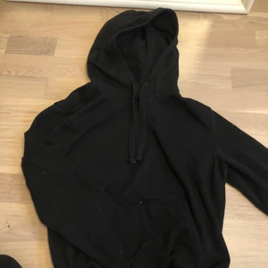Hoodie - Skön hoodie som passar till söt pga att den är svart. Mjuk och skön inuti. Använt några fåtal gånger för länge sen nu ligger den mest bara i min garderob. (Mycket bra skick, skriv om du har några frågor:))