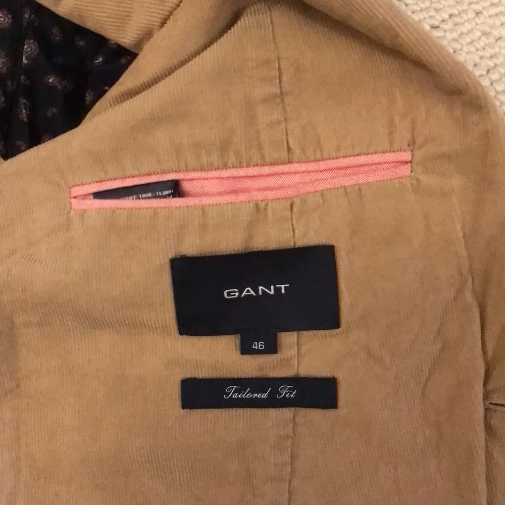 Stilig beige Gant herr kavaj i manchester material. Toppskick och endast använd någon enstaka gång.. Puvut & Bleiserit.