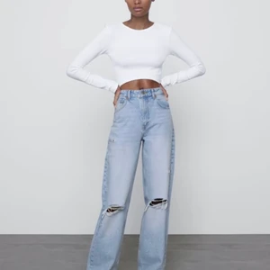 Zara jeans  - 👊🏼Samma modell men annan färg än bilden som är tagen från Zaras hemsida👊🏼 Säljer mina högmidjade vida jeans från Zara då de inte kommer till användning 🥰