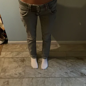 LÅGMIDJADE PEPE JEANS - Söker nu mina favorit jeans ifrån Pepe Jeans, de är lågmidjade och i storlek 25x30!  OBS de har två små gula fläckar på baksidan (därav det billiga priset), inget jag lägger märke till då jag själv använt de efter fläckarna kom, annars i superbra skick!