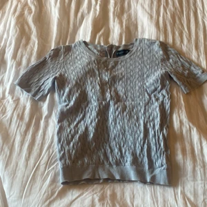 Finstickad t shirt - Jättefin ljusblå finstickad t shirt den är köpt secondhand skriv vid intresse för fler bilderbok 