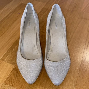 Klackskor  - Fina guldglittrande klackskor i bra skick❤️