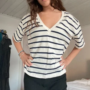 Randig tröja  - Supermjuk randig V-ringad tröja i super kvalitet. Endast använd en gång. 💕🙏🏻