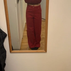 Röda jeans  - Ett par högmidjade djupröda jeans från H&M som ej kommit till användning. Använts va 2 ggr så i väldigt bra skick och som sitter väldigt bekvämt. Köparen står för frakt 📦 