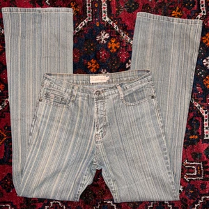 Randiga bootcut jeans - Supersnygga bootcut jeans inköpta på Humana ett tag sedan men tyvärr lite stora på mig!   Märkta L på lappen men passar nästan mig som bär s-xs!  Når till marken på mig som är 172 :) 