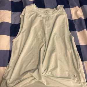 Tränings tröja - Aldrig använd. Säljer för 20kr (+frakt). 