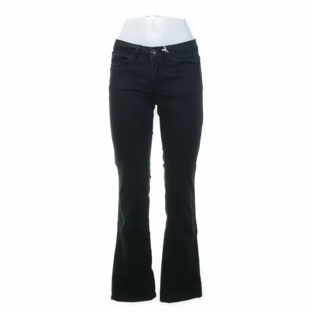 Superfina lågmidjade bootcut jeans, köpta på Sellpy!. Jeans & Byxor.