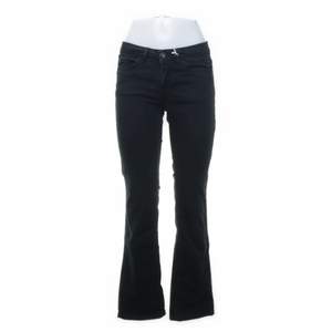 Superfina lågmidjade bootcut jeans, köpta på Sellpy!