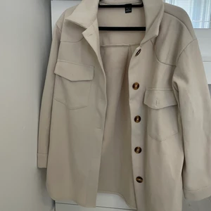 Höstjackan  - Denna Jackan är använd endast 1 gång! De va ett spontant köp och nu ligger den bara i garderoben och tar plats. Vill sälja den så att nån annan kan ha mer användning av den! 