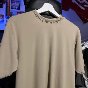 Acne navid tshirt - Beige acne navid tisha, HMU för frågor eller fler bilder :)