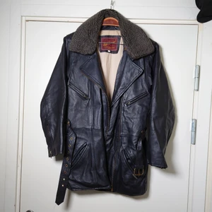 Vintage skinnjacka - Vintage skinnjacka med skärp och mjuk krage. Rejäl modell i äkta läder. Ingen storleksmärkning men är som en M. Kan då has med tjock tröja under🌿