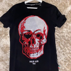 Philipp plein t shirt - Philipp plein t shirt det har fallit av några paljetter därför jag säljer så billigt.