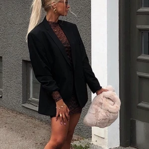 Väska - Söt väska som jag har använt ca 3 ggr. Pälsen och insidan av väskan är i riktigt bra skick. 66kr frakt som köparen står för💗