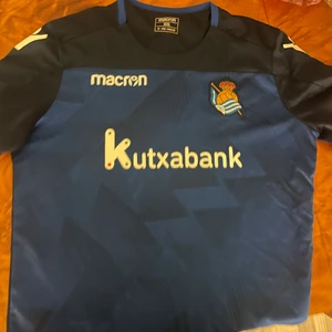 Real sociedad tröja - En sociedad tröja från spanien, står xxl men sitter som en L i svensk storlek