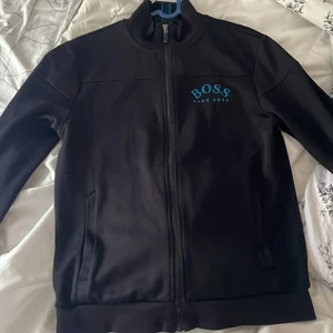 Hugo boss kofta  - Svart Hugo boss kofta med Blå logga, sällsynt modell med denna färg, köpt för 1600. Storlek S. Bra skick fin färg