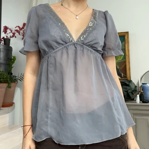 Y2K blus - Denna har varit en riktig favorit. Är i superbra skick och älskar y2k vibben man får av den! Har fina gråa paljetter i V-ringningen🌟 I storlek 36💋 Passar nog även personer med större byst det med!