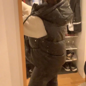 Zara väst  - Säljer min super snygga Zara väst då den inte kommit till användning. Den är slutsåld och finns inte att köpa längre, köpte den 2020 och har använt den cirka 3 gånger så den är som ny. ( tryck ej på köp direkt )