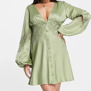 Klänning i 34 - Helt ny klänning i storlek 34, glömde lämna tillbaka då jag valde en annan klänning. 600kr nypris. 