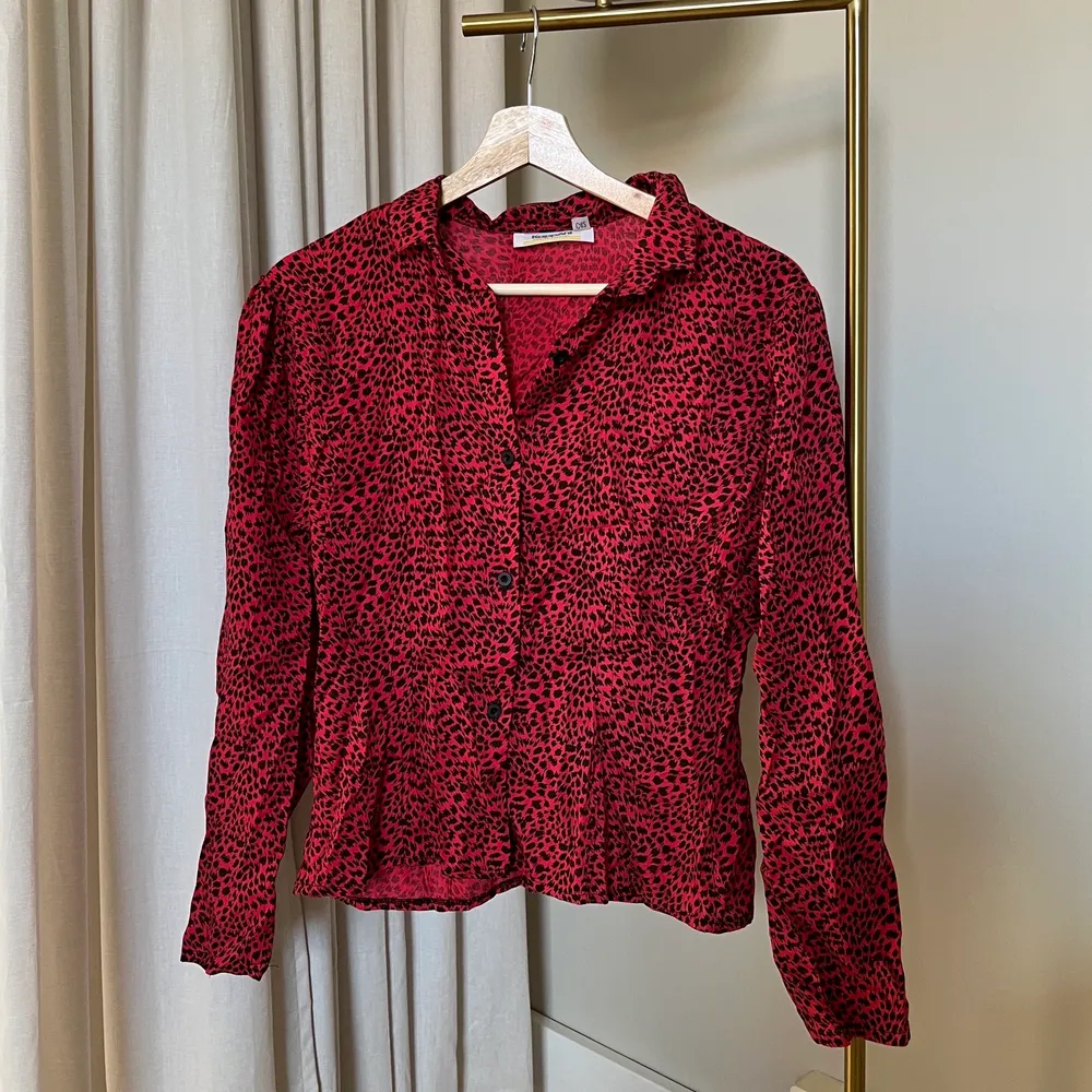 Vintage skjorta med leopardmönster. Lapp för storlek borta, passar xs/s. Puffärm. 90kr +frakt🌸. Skjortor.