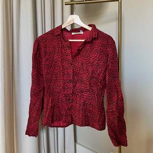 Vintage skjorta med leopardmönster. Lapp för storlek borta, passar xs/s. Puffärm. 90kr +frakt🌸