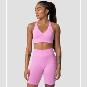 Rosa set  - Sporttopp från Icaniwill i seamless. Superskön och mjuka. Aldrig använd endast testade. Nypris 399 kr, frakt tillkommer.  Obs bikershorts är sålda!