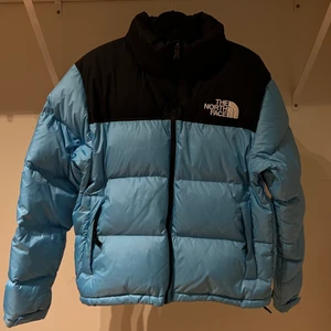 The north face nuptse jacket💙 - Superfin tnf jacka💙 Använd fåtal gånger förra året, superfint skick! 