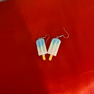 Glassörhängen - Jätte söta glassörhängen i färgerna rosa gul och blå frakten blir 12 och priset är 15kr men det kan diskuteras 