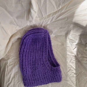 Handgjord stickad balaclava  - Handstickad balaclava i lila vintage ull