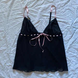 Mesh y2k topp - KÖP DIREKT FÖR 250 + FRAKT!! ANVÄND EJ KÖP DIREKT!! super fin mesh topp. justerbara band + knäppning därbak. Okänt märke. Köparen står för frakt. ❤️