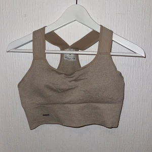 Aimn sport top  - Säljer min fina beige sport top från aimn då den inte kommer till användning. Har använt den ca 3 ggr. Nypris: 449