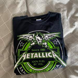 Säljer denna coola T-shirt med metallic