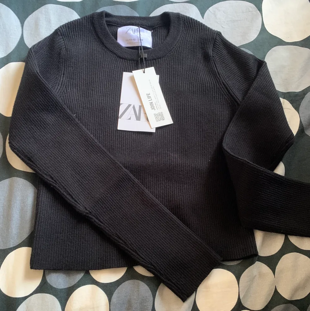 Fin tröja från zara aldrig använd. Säljs då jag råkat köpa två och slängt retursedeln. Tröjor & Koftor.