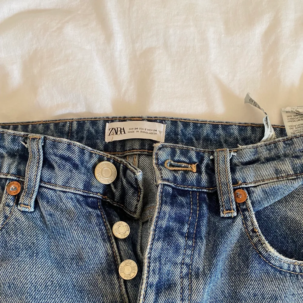 Säljer 3 par Zara jeans i ljusblå, blå och mörkgrå. De ljusblåa har slits men det har inte dom andra (modell jeans straight som inte finns kvar). Skriv privat för fler bilder för det får inte plats i annonsen 😇💕 frakt tillkommer. . Jeans & Byxor.