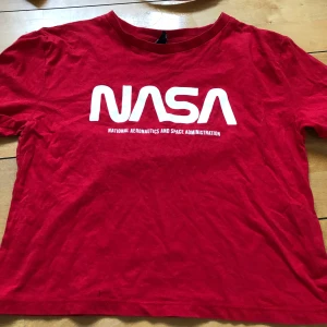 T-shirt - Röd T-shirt. Frakt tillkommer på 30kr.